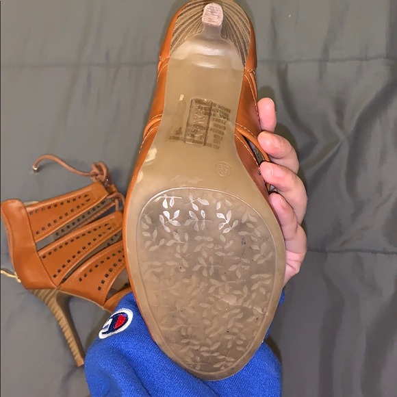 Lace up heel - Picture 3 of 5